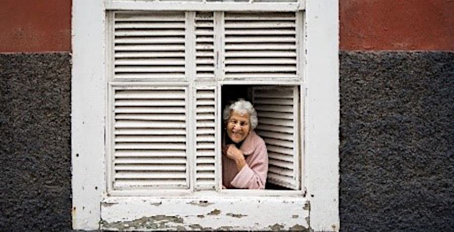 Ältere Dame am Fenster. 